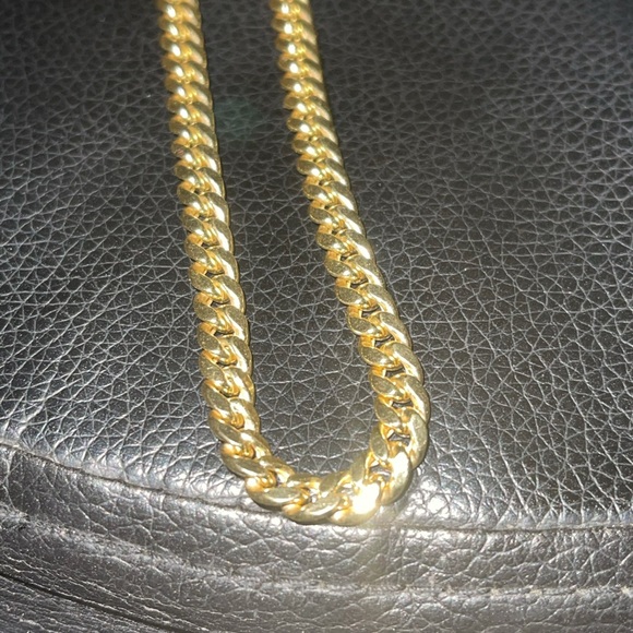 Gold Cuban link chain - Picture 2 of 5